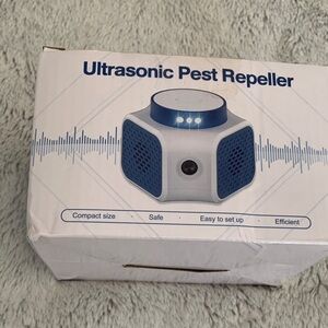 Ultrasonic Pest Repeller in White and Blue
